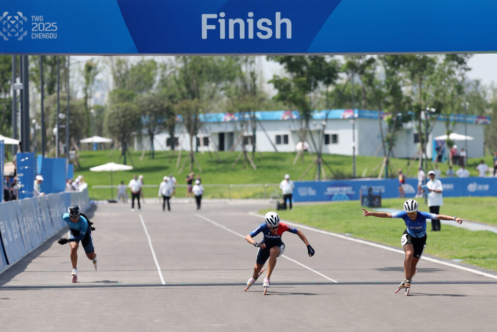 CHENGDU, 13 de agosto de 2025 (Xinhua) -- Ivonne Sarai Nochez Gallardo de El Salvador cruza la línea de meta seguida por Haila Brunet Alvarez de Francia y Dalia Soberanis de Guatemala durante la final de los 100 metros sprint femenino del evento de patinaje de velocidad en línea en ruta en los Juegos Mundiales 2025 en Chengdu, provincia de Sichuan, en el suroeste de China, el 13 de agosto de 2025.