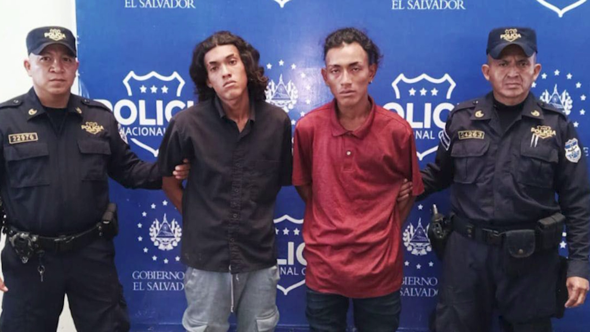 Capturan a dos jóvenes tras denuncia de conductor - Canal 12 de El Salvador