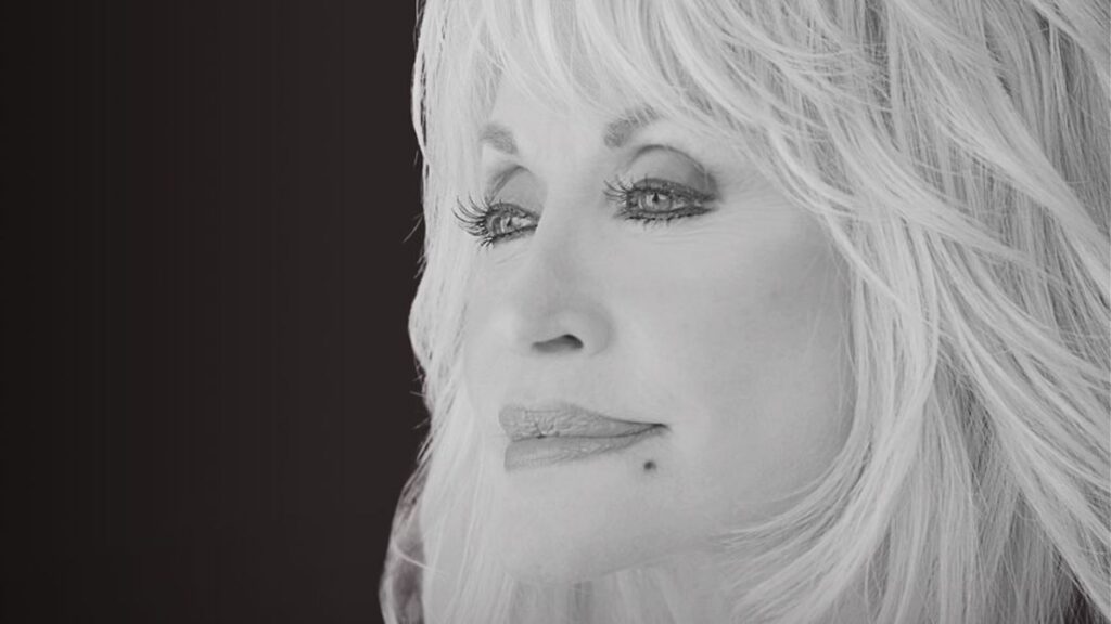 Dolly Parton durante una presentación musical en homenaje a su trayectoria country