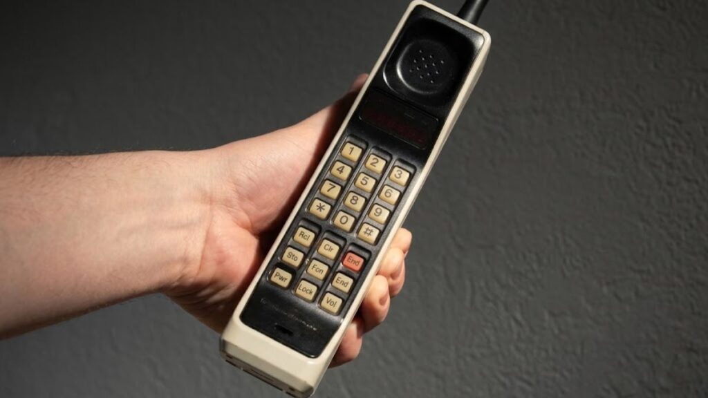 Motorola DynaTAC 8000X, primer teléfono móvil comercial lanzado durante la década de 1980.