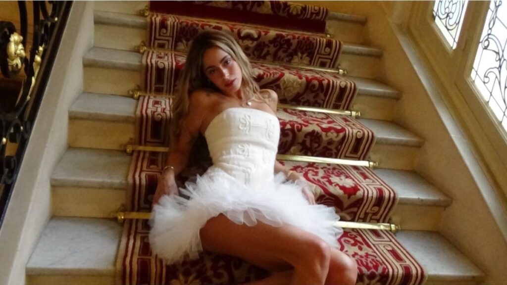 Tini Stoessel durante la primera prueba de su vestido de novia en París