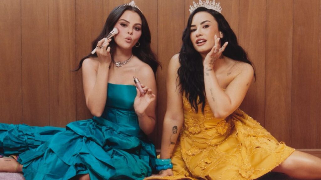 Selena Gomez y Demi Lovato en la campaña del rubor Delena de Rare Beauty
