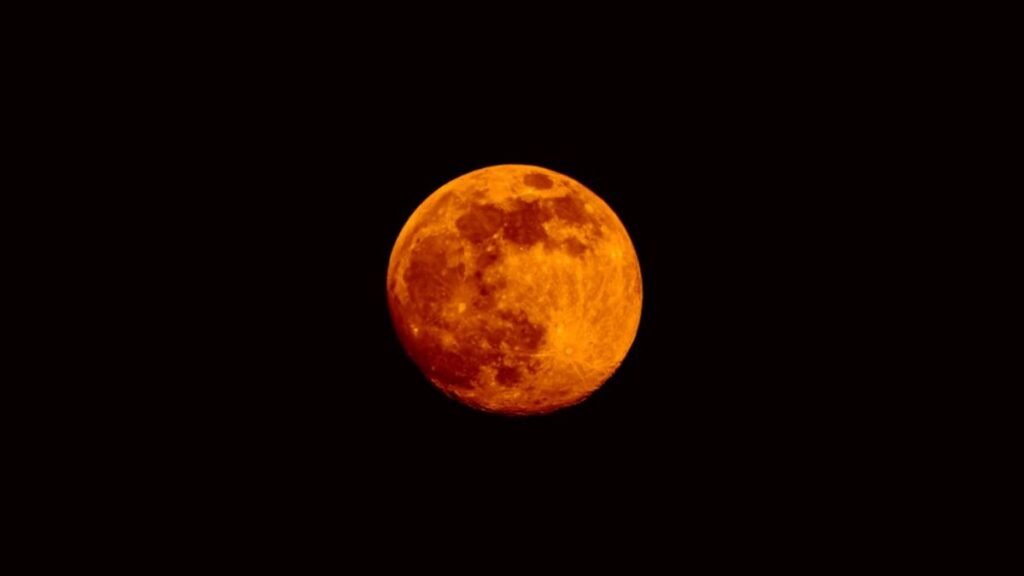 Luna llena brillante sobre un paisaje nocturno despejado