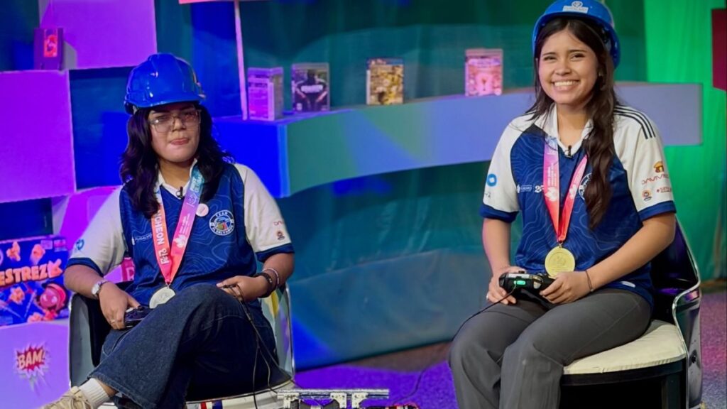 Estudiantes salvadoreñas con su robot